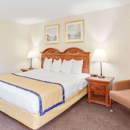 Baymont by Wyndham Kalamazoo Bagian luar foto