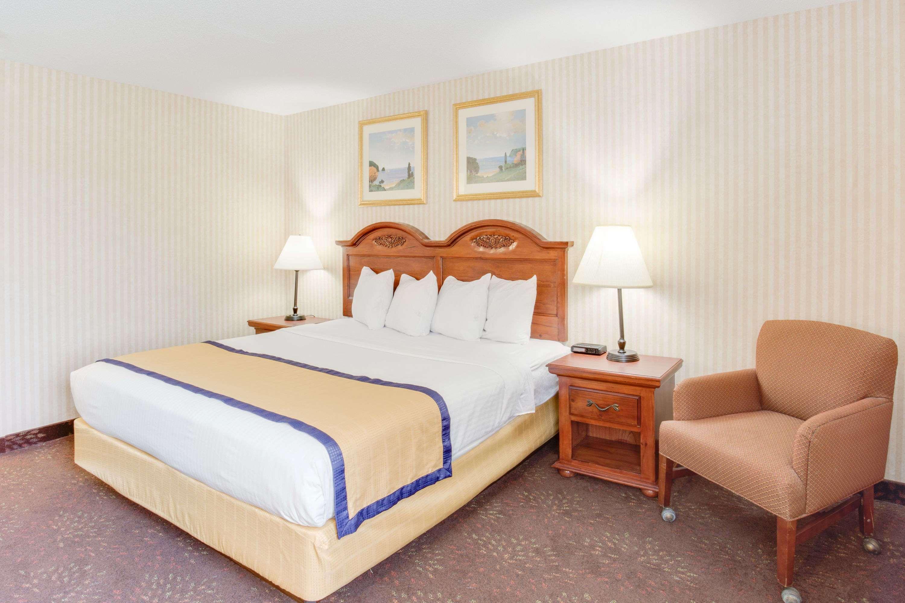 Baymont by Wyndham Kalamazoo Bagian luar foto