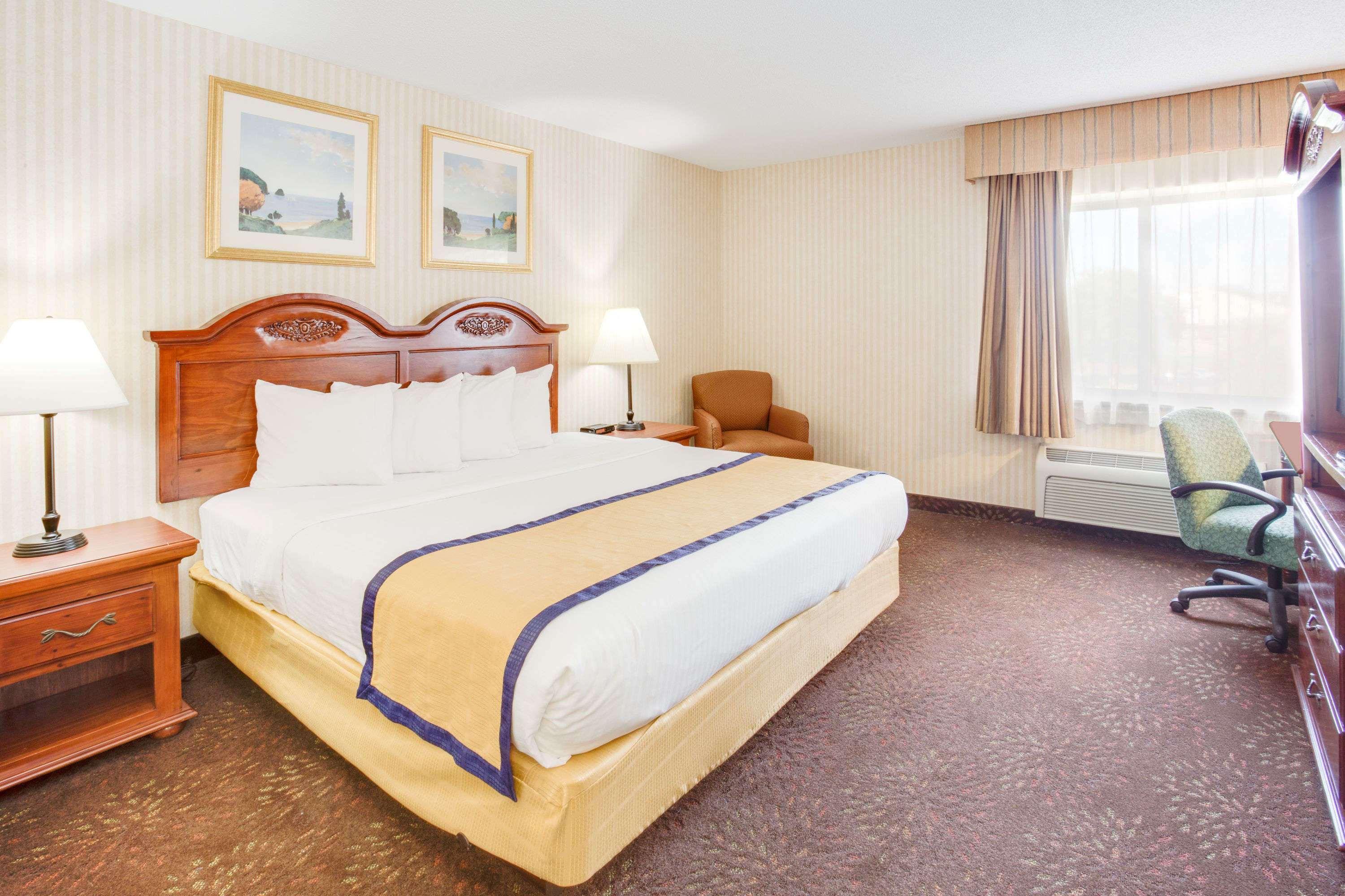 Baymont by Wyndham Kalamazoo Bagian luar foto