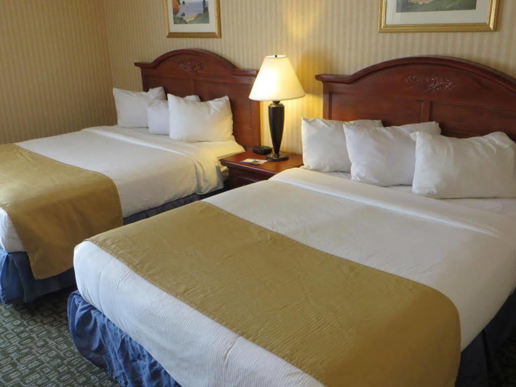 Baymont by Wyndham Kalamazoo Bagian luar foto