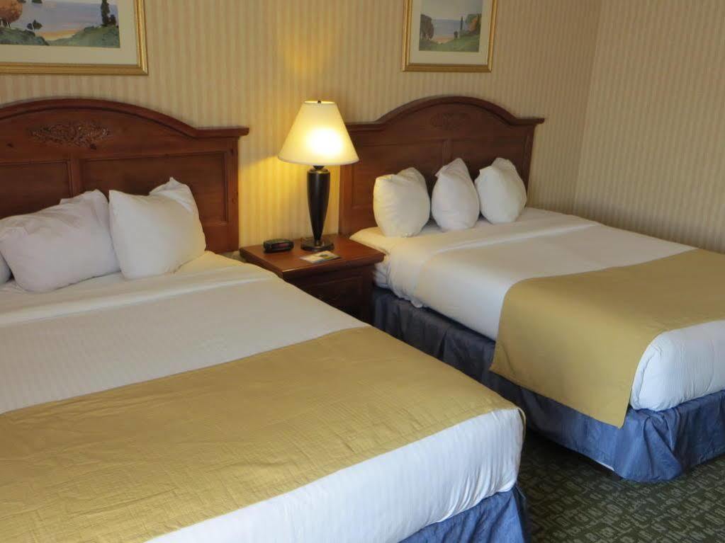 Baymont by Wyndham Kalamazoo Bagian luar foto