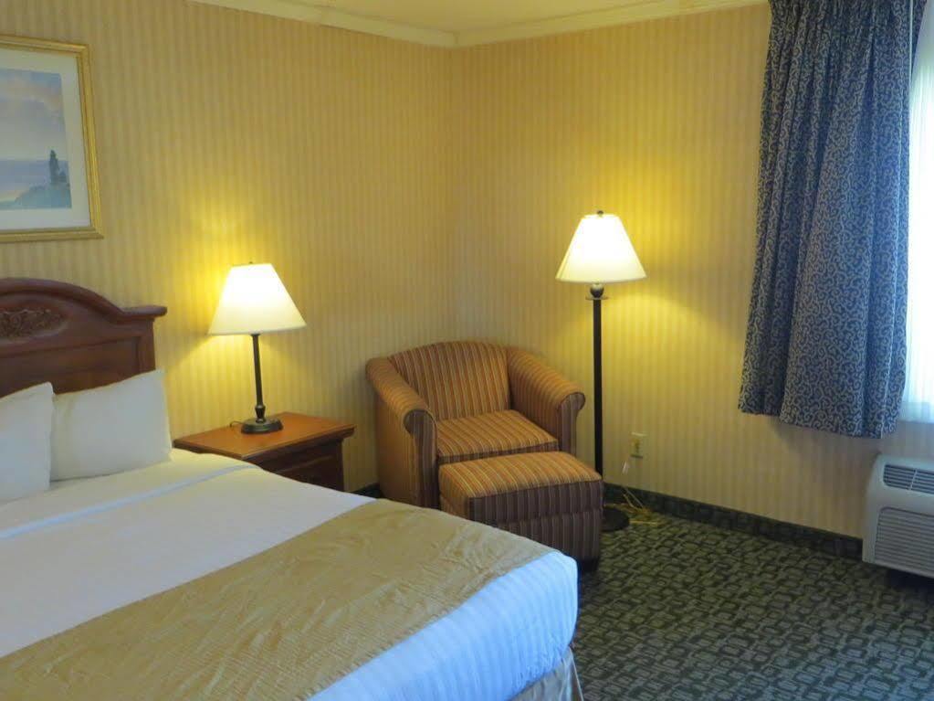 Baymont by Wyndham Kalamazoo Bagian luar foto