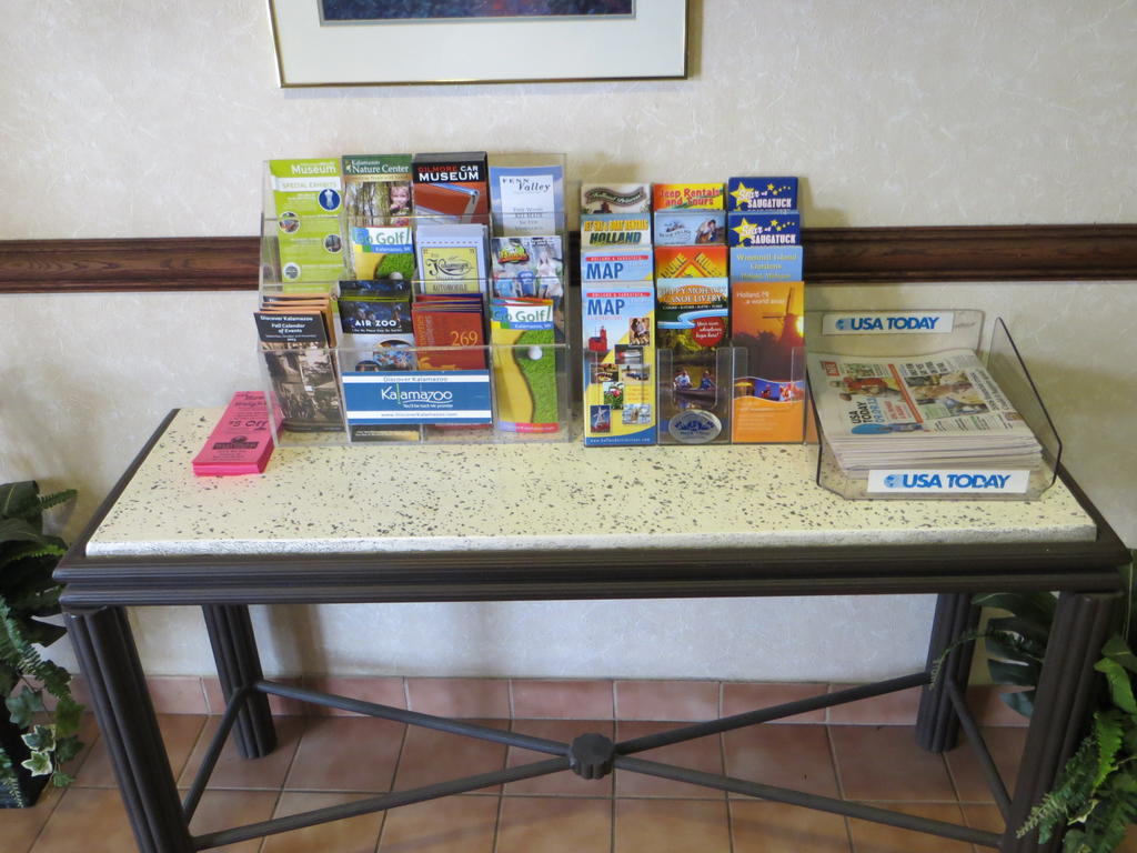 Baymont by Wyndham Kalamazoo Bagian luar foto